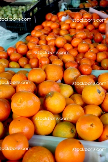 Tangerines and oranges at a market.